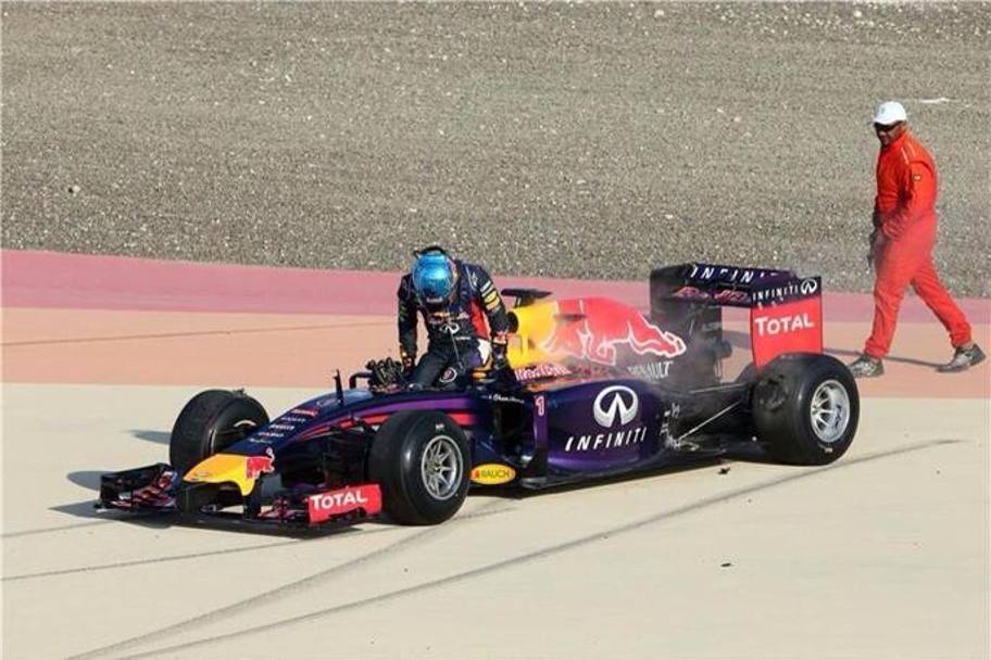 Ma i problemi non sono affatto risolti pare: ecco Vettel fermarsi in pista